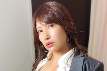「やめちゃうの、、？」琴井ありさ、女上司の挑発チラリ…悩ましげな黒スト太ももと誘惑フェイス