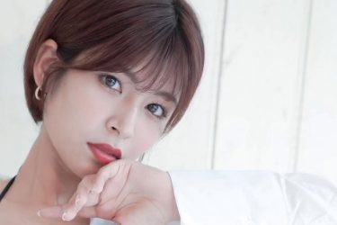 藤井マリー、白シャツデニムで堂々の砂時計ボディ