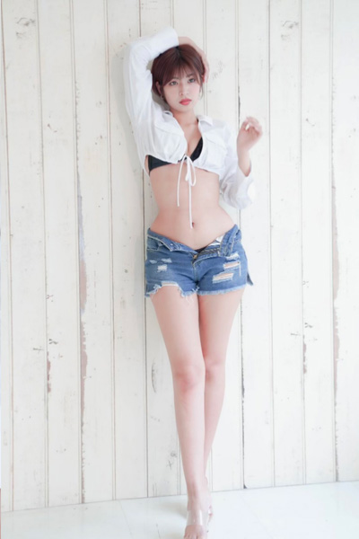 藤井マリー、白シャツデニムで堂々の砂時計ボディの画像3