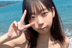 青山ひかる、地元の海で圧倒的プロポーション