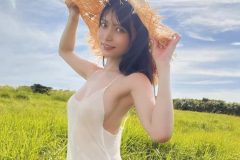 「女神降臨の瞬間」似鳥沙也加、キワどくも爽やかな草原ショット