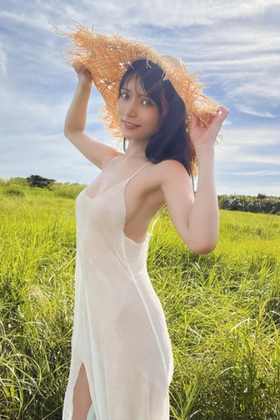 「女神降臨の瞬間」似鳥沙也加、キワどくも爽やかな草原ショットの画像2