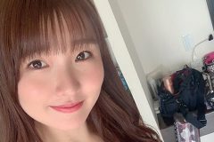 原つむぎ、ダルダルのハイレグ…微笑みながら谷間もサイドも丸見え