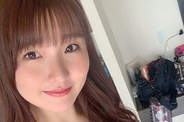 原つむぎ、ダルダルのハイレグ…微笑みながら谷間もサイドも丸見え