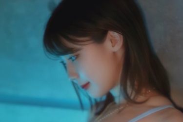 相原美咲、しっとりブルーの大人グラビア…透けランジェリーで艶やかな魅力