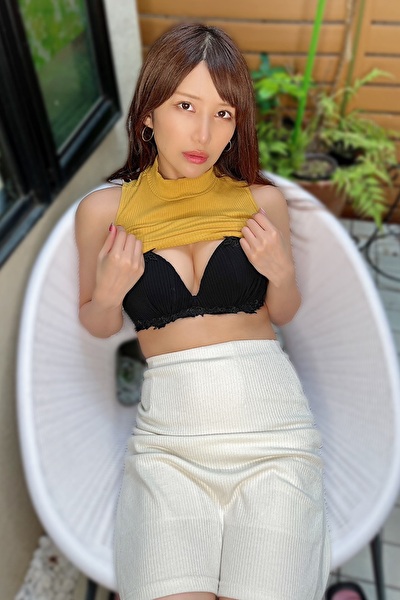 琴井ありさ、覗かれの背徳感…屋外露出で黒ブラの誘惑の画像2