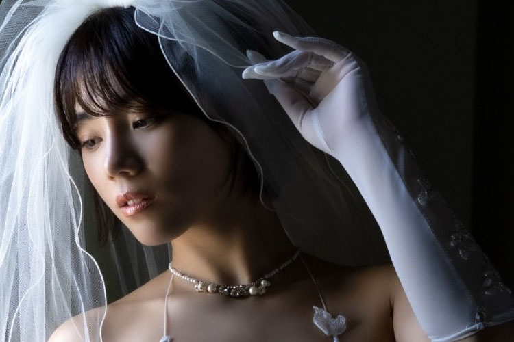 大川成美、過激に儚く…シースルーハイレグの美しき花嫁の画像1