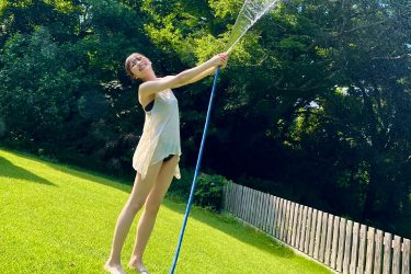 #ババババンビ宇咲、ミニ丈から伸びる超ロング美脚