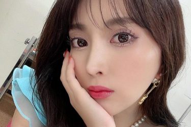 森咲智美、網タイツのむっちり美脚でチラリズムの天賦の才発揮