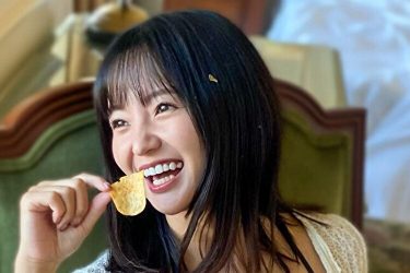 西永彩奈、美谷間と美腹筋にポテチ散らばる人生初グラビア