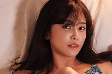 「もう寝るよ?」江藤菜摘、半脱ぎのベッドショットでファン覚醒