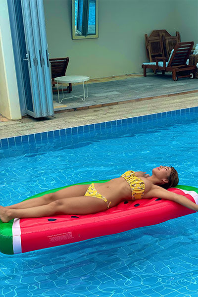 橋本梨菜、ぷかぷか浮かぶ褐色の抜群ボディ4連発の画像3