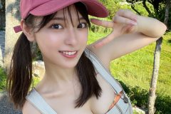 まるぴ、ボーイッシュにキメるも際立つ美谷間