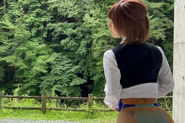 大川成美、スーツの下は競泳水着…パンスト越しの美ヒップ