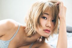 ななせ結衣、無造作に無防備に…ヘルシー美バストをムギュっと