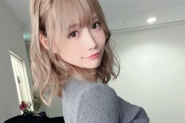 篠原みなみ、ニットワンピで驚きの丸ヒップ