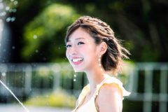 大貫彩香、笑顔弾ける水遊びショットで抜群ボディ