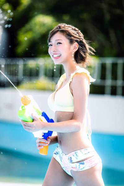 大貫彩香、笑顔弾ける水遊びショットで抜群ボディの画像2