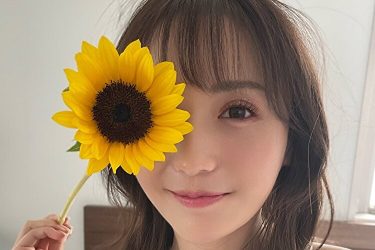 伊藤愛真、ひまわりと美女…寝起きの彼女の無防備なブラ谷間