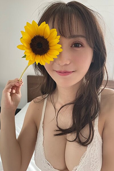 伊藤愛真、愛くるしいひまわりショット…裏腹なバストアップにファン歓喜の画像2