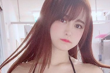 伊藤しずな、まん丸バストあふれる麗しの三角水着ショット