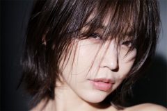 OLレイヤー・真中つぐ、真っ白な素肌とクールな色気にゾクゾク