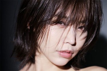 OLレイヤー・真中つぐ、真っ白な素肌とクールな色気にゾクゾク