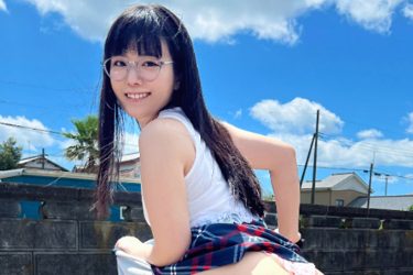 東雲うみ、サドル上の大白桃！ 笑顔で丸見えの自転車通勤美女