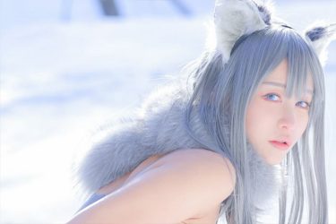 人気コスプレイヤー・いくみ、神々しい美貌と美尻輝く白銀の銀狼