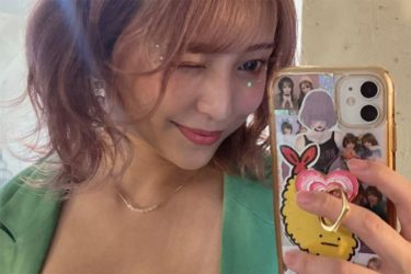 「万バズ女王」百瀬りえ、素肌にジャケットの神スタイル自撮りが大反響