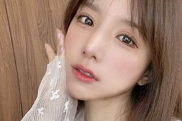 夏本あさみ、おやつ休憩も妖艶に…ふんわり美貌と美谷間