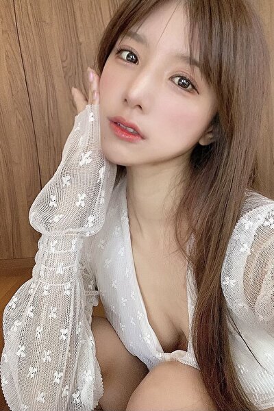 夏本あさみ、おやつ休憩も妖艶に…ふんわり美貌と絶妙チラリの画像2