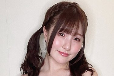 原つむぎ、モジモジ美バスト…デニムビキニで恥じらいスマイル