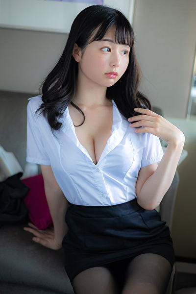 くりえみ、谷間丸出しのミニスカOLが「いいね」おねだりの画像2