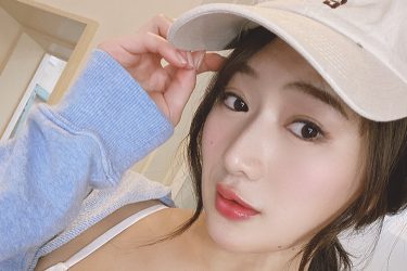 新海まき、胸がモリモリ！ 超攻撃的な美谷間配達員