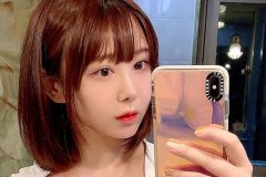 日向葵衣が着脱の「これがこう」で極上たわわ美バスト自撮り