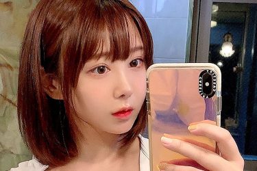 日向葵衣が着脱の「これがこう」で極上たわわ美バスト自撮り