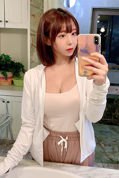 日向葵衣が着脱の「これがこう」で極上たわわ美バスト自撮りの画像2