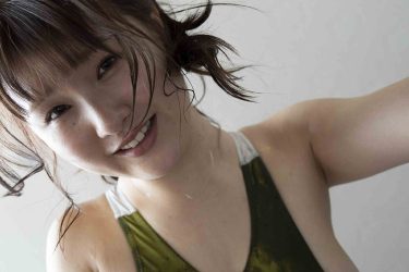 原つむぎ、M級バストあふれる衝撃のハイレグOフロント水着ショット