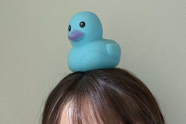 名取くるみ、お茶目でも美ボディ…微笑みのアヒルビキニカット