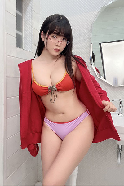 「シャア専用」東雲うみ、赤い彗星ビキニで二刀流ボディ炸裂の画像2