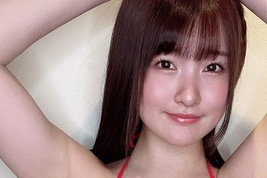 原つむぎ、真っ赤なビキニから溢れんばかりの美バスト