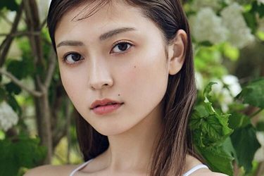 櫻井音乃、凛々しくクールにド迫力美バスト