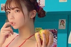 堀江りほ、バーガーショップで真っ赤な紐ビキニ