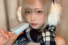 篠崎こころ、ビキニにマフラーで耳当てにアイスの矛盾美スタイル