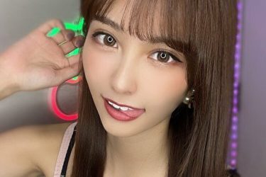 花咲れあ、舌ペロと美谷間の挑発ツイート