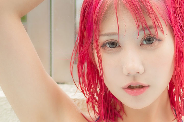 小鳥遊くれあ、赤髪ギャルで美バスト丸見えの画像1