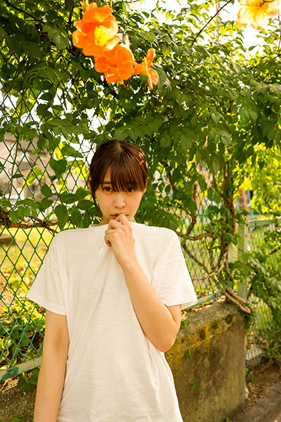 真中つぐ密会グラビア…四畳半に充満する熱気と色香の画像2