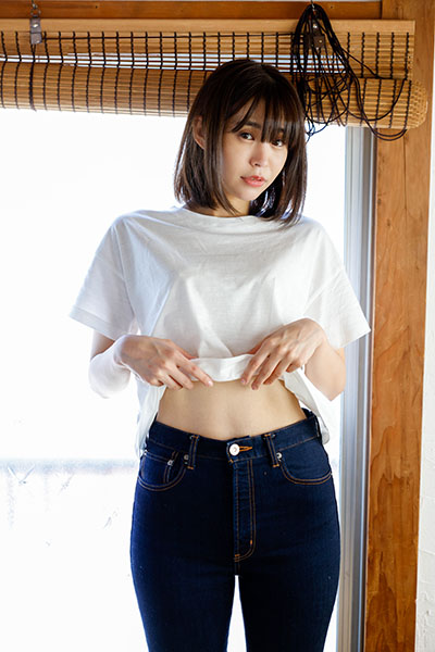 真中つぐ密会グラビア…四畳半に充満する熱気と色香の画像5