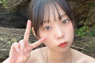 青山ひかる、前かがみで食い込む規格外バスト